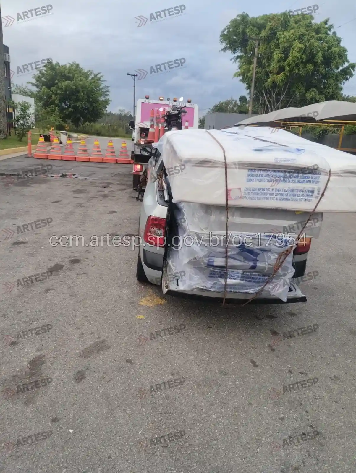 Utilitário VW Saveiro e moto SHI 175 rodovia dos Imigrantes