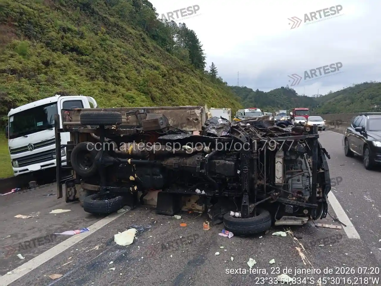Utilitário e guincho rodovia dos Tamoios