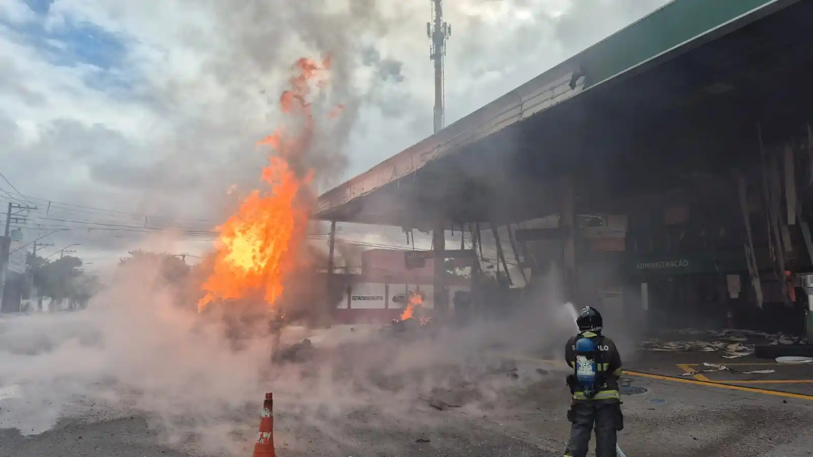 caminhão de gás Avenida Cézar Magnani