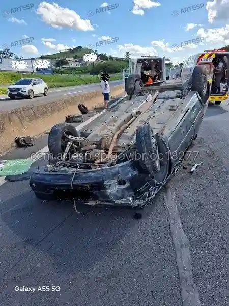Automóvel Chevrolet Classic rodovia raposo tavares capotado