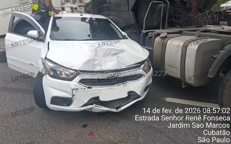 Automóvel GM Onix e carreta Sinotruck Engavetamento envolvendo seis veículos na rodovia Cônego Domênico Rangoni em Cubatão