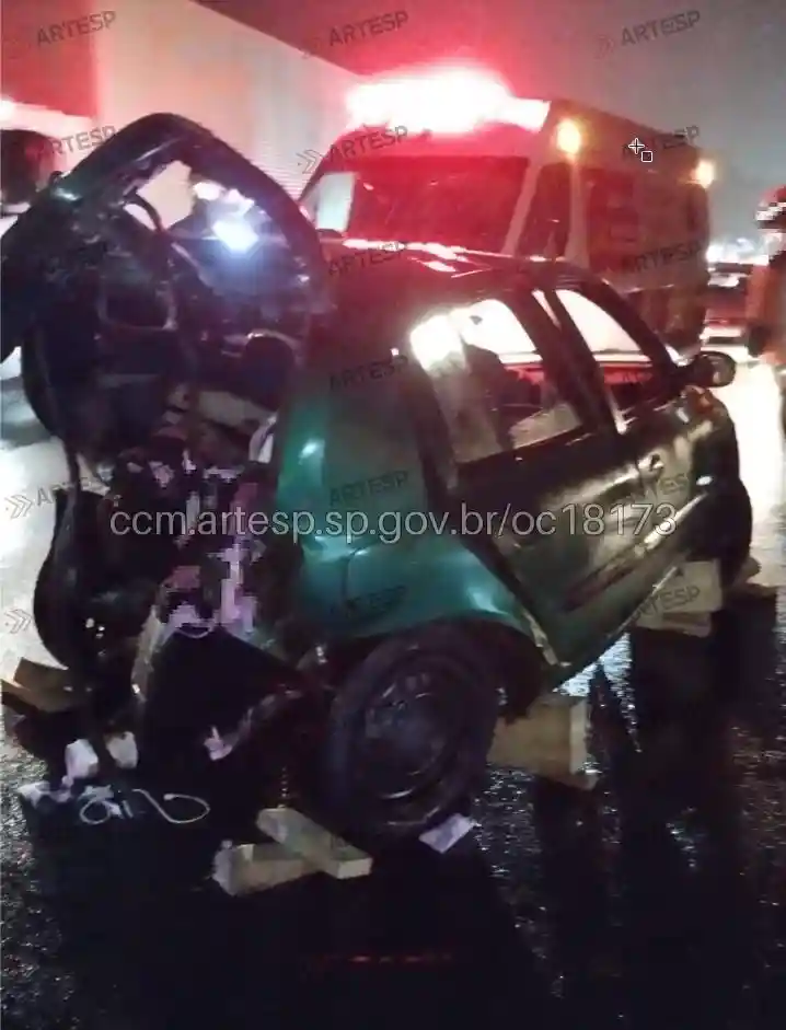 Automóvel Renault Clio rodovia dos Bandeirantes em Caieiras