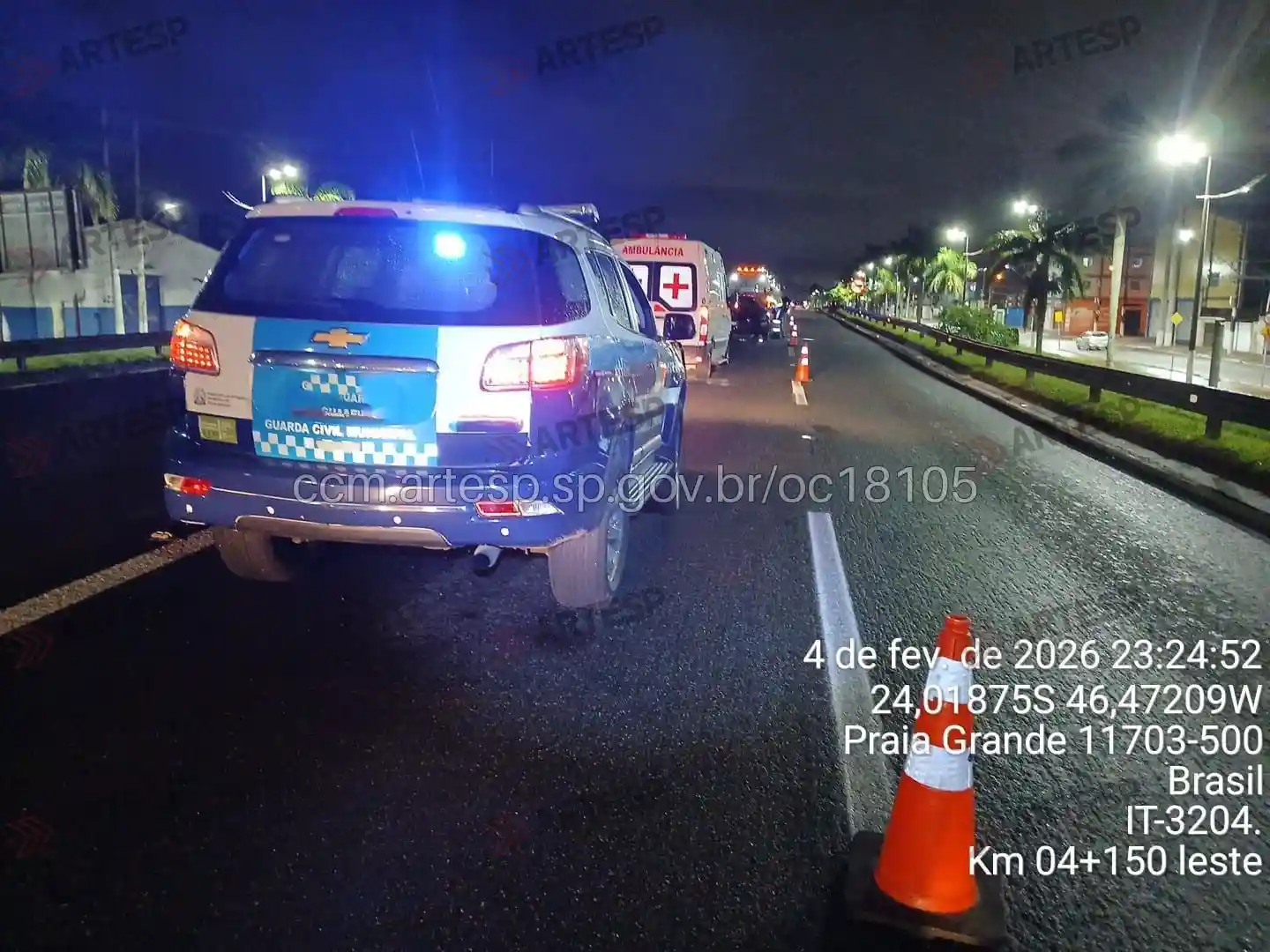 Acidente na Via Expressa Sul em Praia Grande Automóvel Renault Kwid e ambulância Master via expressa sul