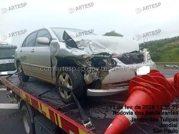 Automóvel Toyota Corolla rodovia dos Bandeirantes