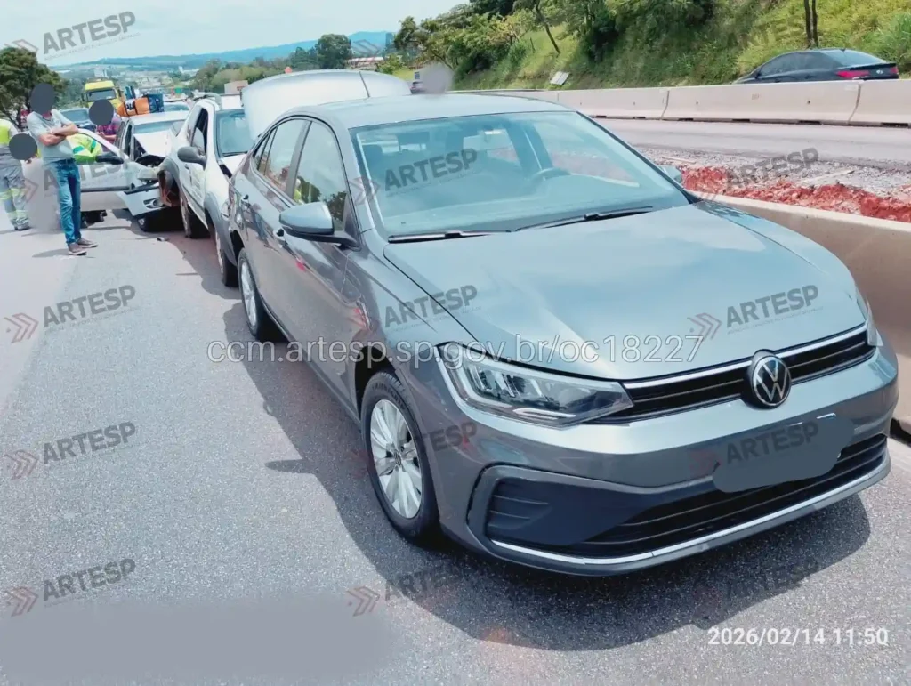 Automóvel VW Virtus, utilitário Fiat Strada e automóvel VW Gol rodovia dom pedro I