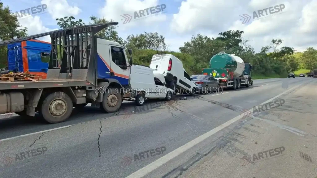 Automóvel VW Virtus, utilitários Fiat Fiorino, automóvel GM Classic e caminhões VW e Volvo rodovia castelo branco em itu