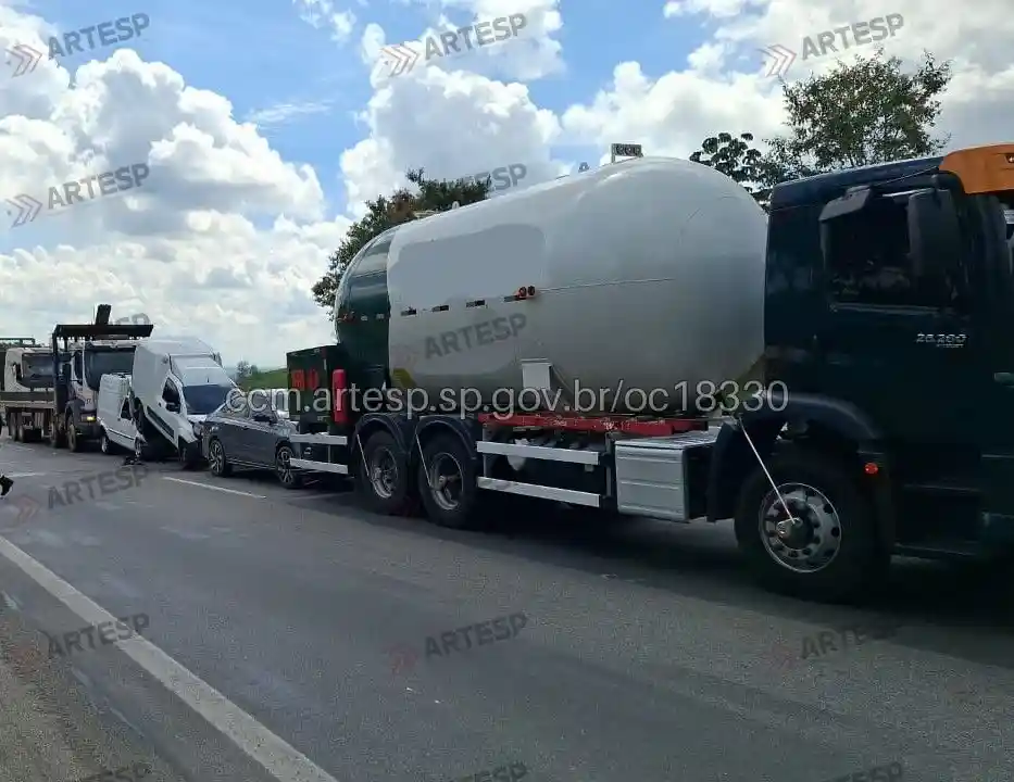 Automóvel VW Virtus, utilitários Fiat Fiorino, automóvel GM Classic e caminhões VW e Volvo rodovia castelo branco itu