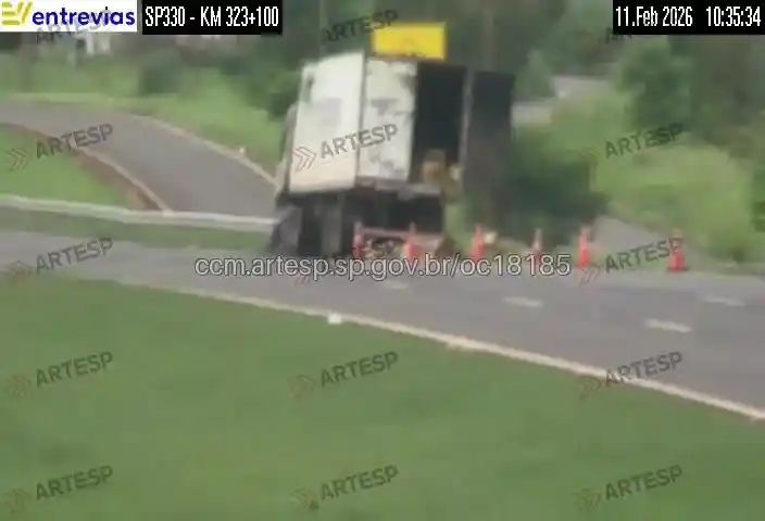 Caminhão DAF XF 105 rodovia anhanguera preto