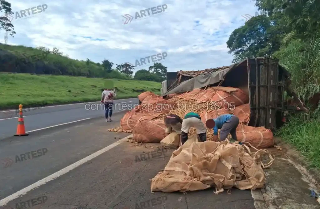 Caminhão Ford Cargo 2428 batata rodovia anhanguera