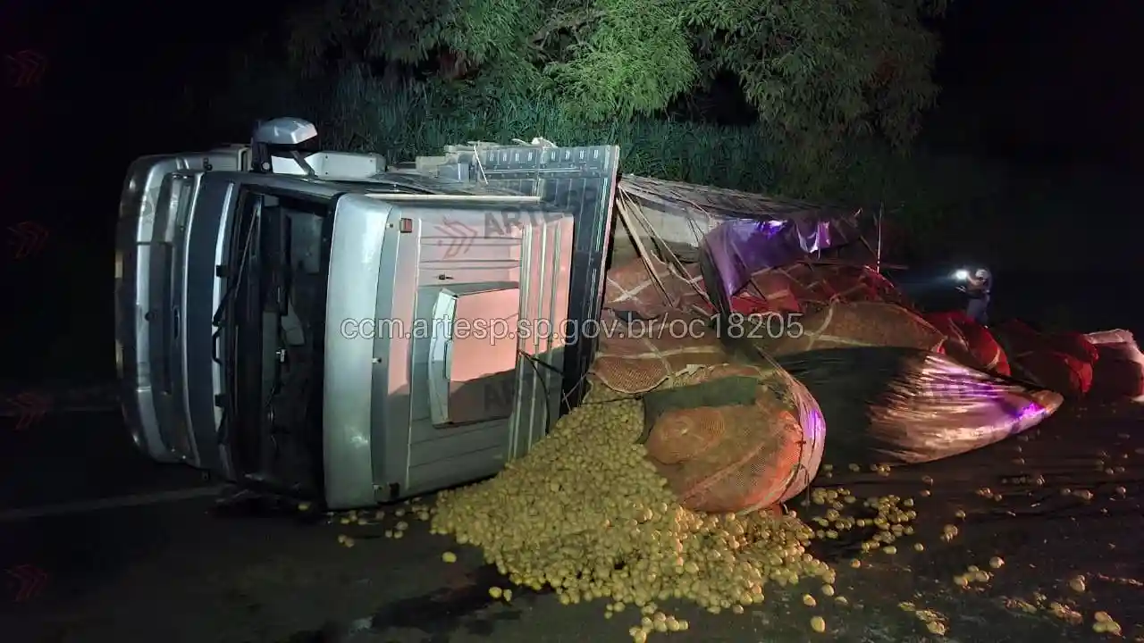 Caminhão Ford Cargo 2428 batata rodovia anhanguera