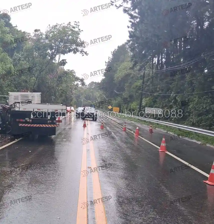 Caminhão Mercedes-Benz L1618 rodovia mogi-bertioga