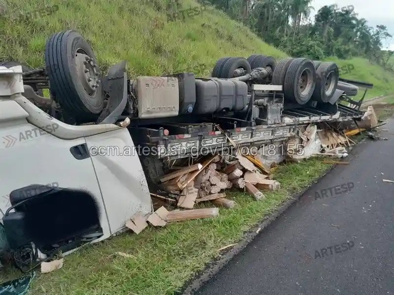 Caminhão VM 290 rodovia carvalho Pinto