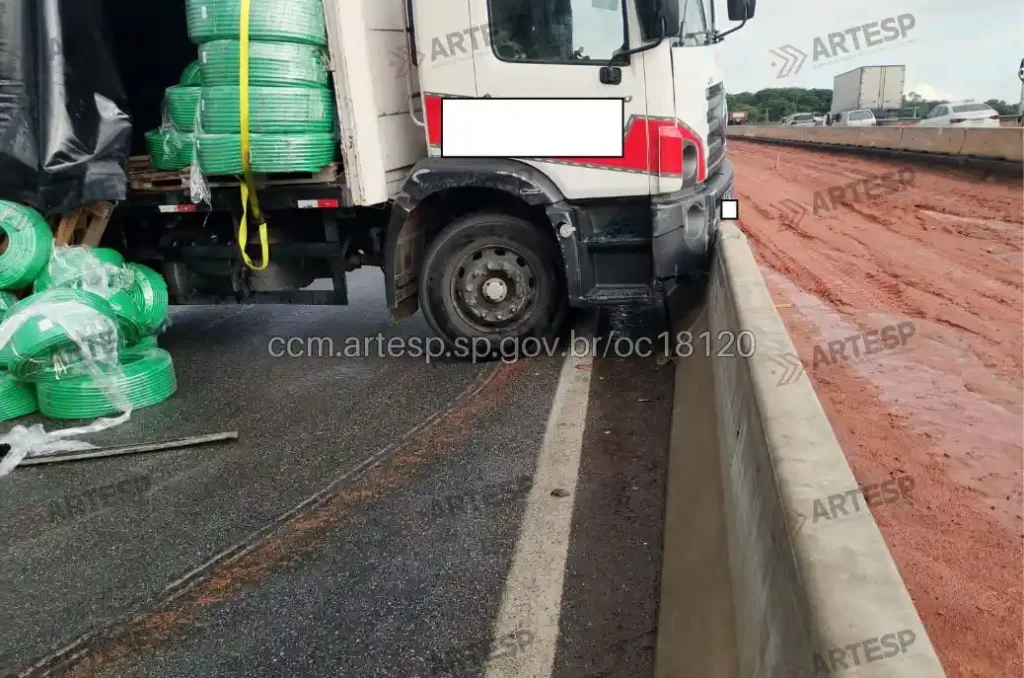 Caminhão VW Constellation 24.250 rodovia dom pedro I colisão