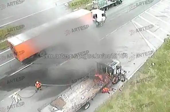 Caminhão Volvo MV rodovia castelo branco segunda