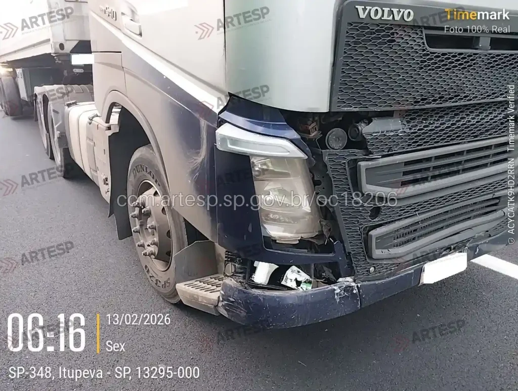 Caminhão Volvo rodovia dos Bandeirantes