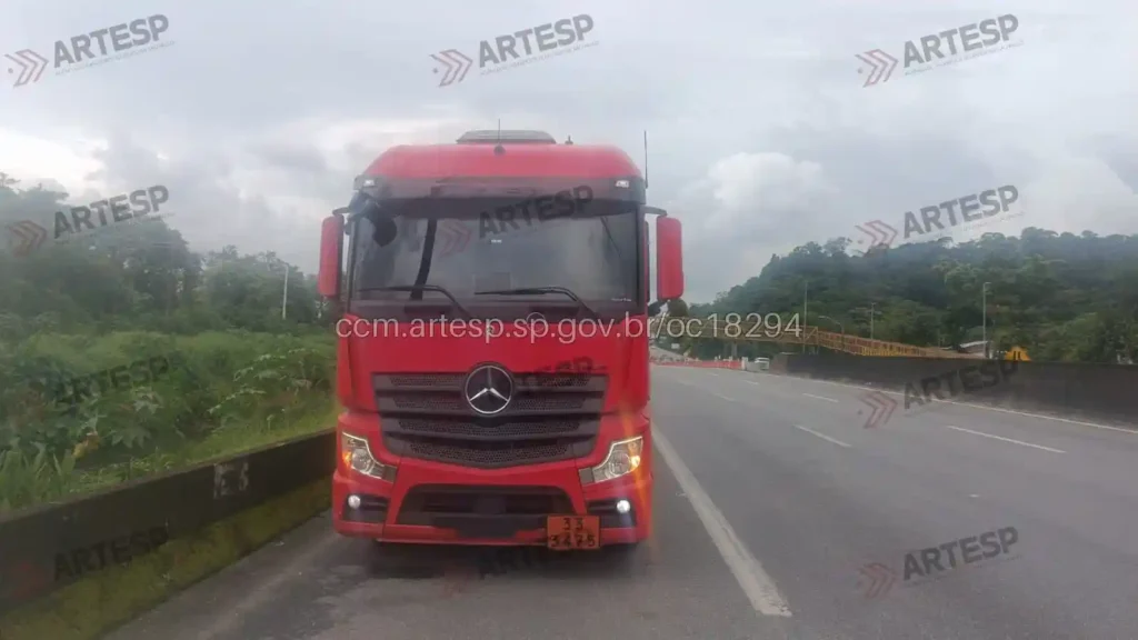Carreta Mercedes-Benz Actros rodovia padre manoel da nóbrega