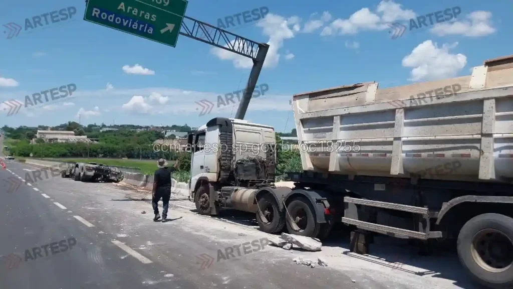 Carreta Mercedes-Benz Axor rodovia anhanguera araras