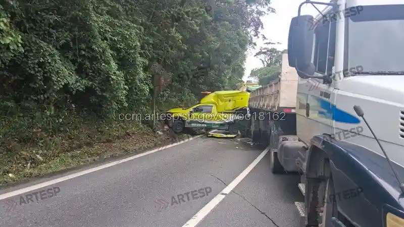 Carreta Mercedes-Benz e automóvel VW Saveiro rodovia anchieta
