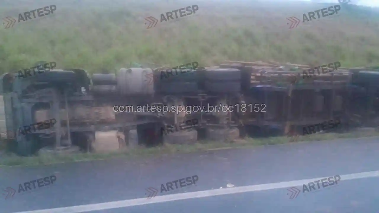 Carreta Mercedes-Benz rodovia carvalho Pinto