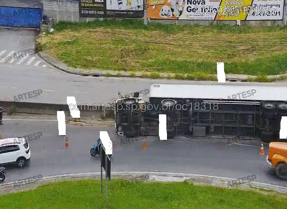 Carreta Mercedes-Benz rodovia castelo branco (1)