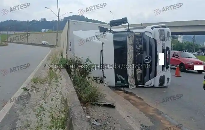 Carreta Mercedes-Benz rodovia castelo branco itapevi