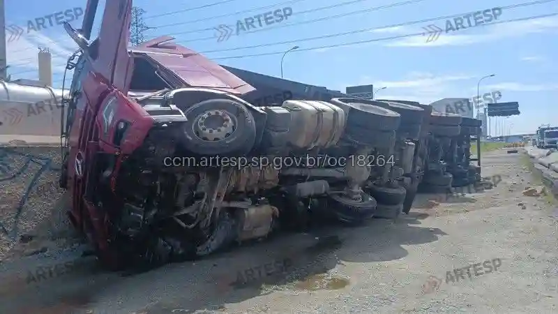 Carreta Mercedes-Benz rodovia castelo branco