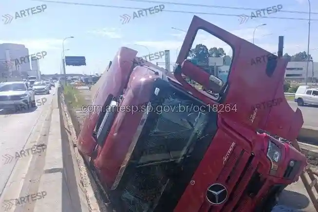 Carreta Mercedes-Benz rodovia castelo