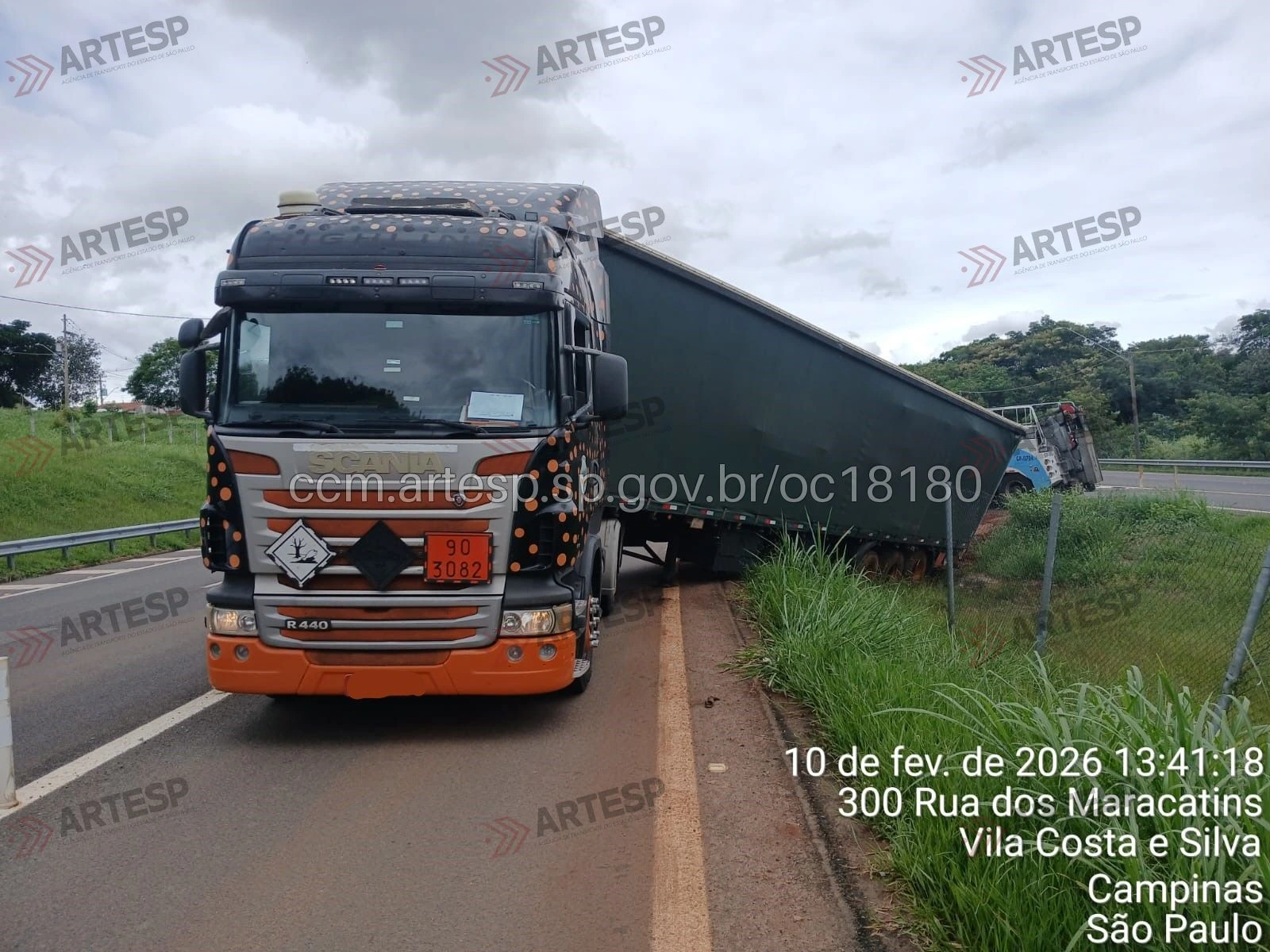 Carreta Scania R440 sp-332 Veículo atola na rodovia Professor Zeferino Vaz em Campinas