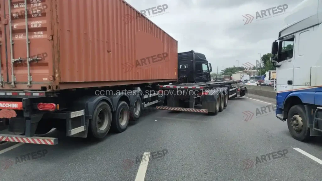 Carretas Volvo e Sinotruck rodovia