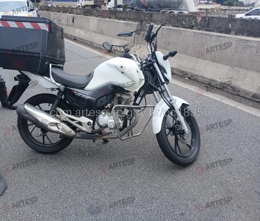 Moto Honda CG na rodovia castelo branco