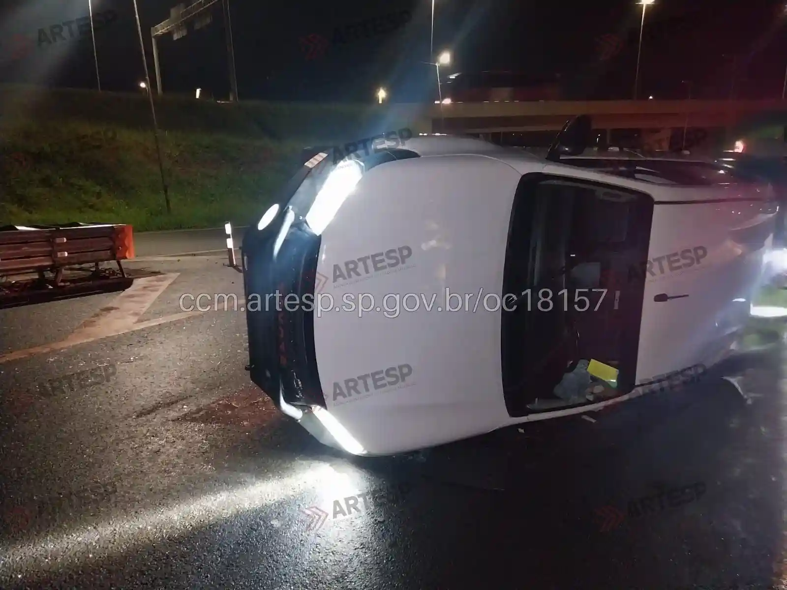 Utilitário Hilux rodovia anhanguera capotamento