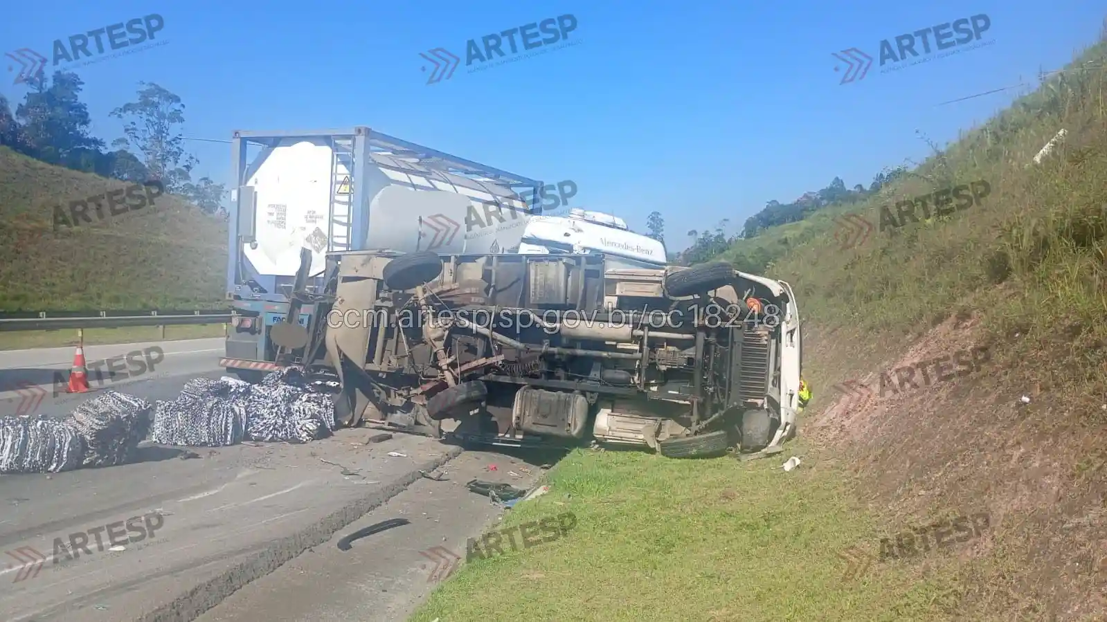 Utilitário Iveco Daily 3513 e carreta Mercedes-Benz Axor 1933 rodoanel