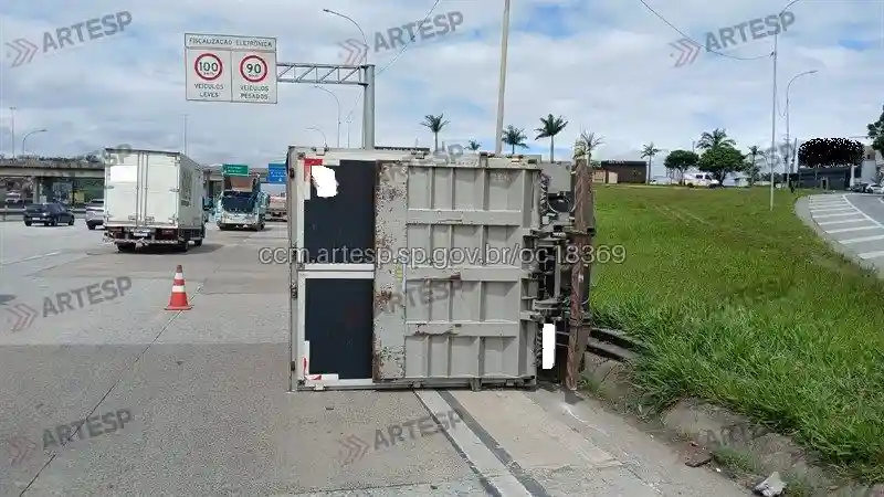 Utilitário Iveco Daily tombado rodovia castelo branco osasco