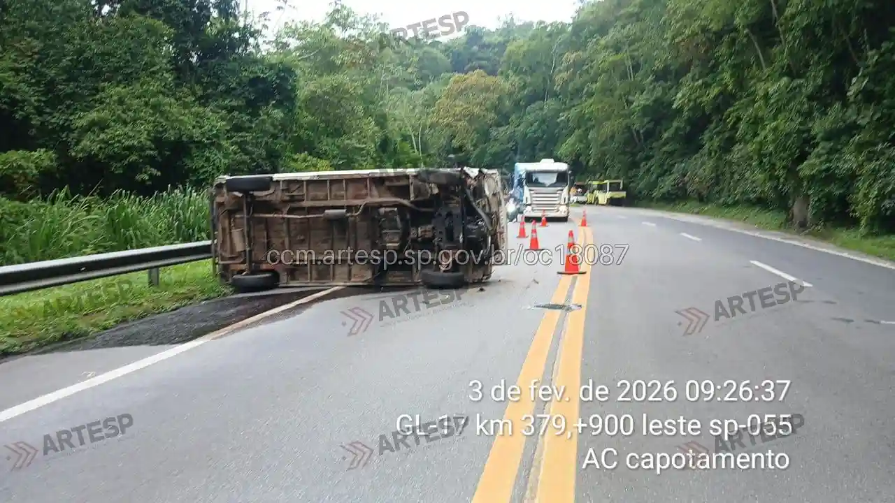 Utilitário Renault Trafic rodovia Padre Manoel da Nóbrega