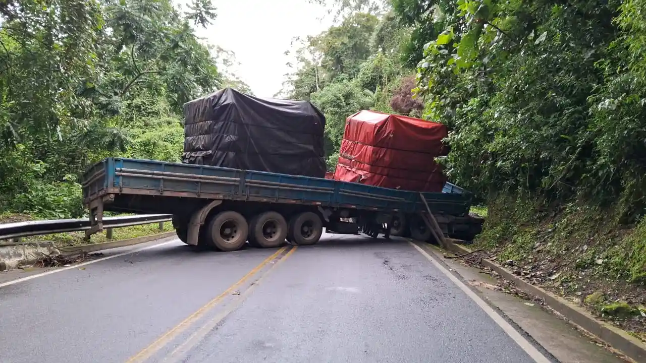 caminhão atravessado na pista de Piquete
