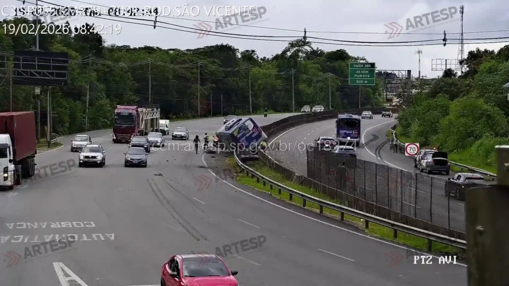 ônibus emtu acidente