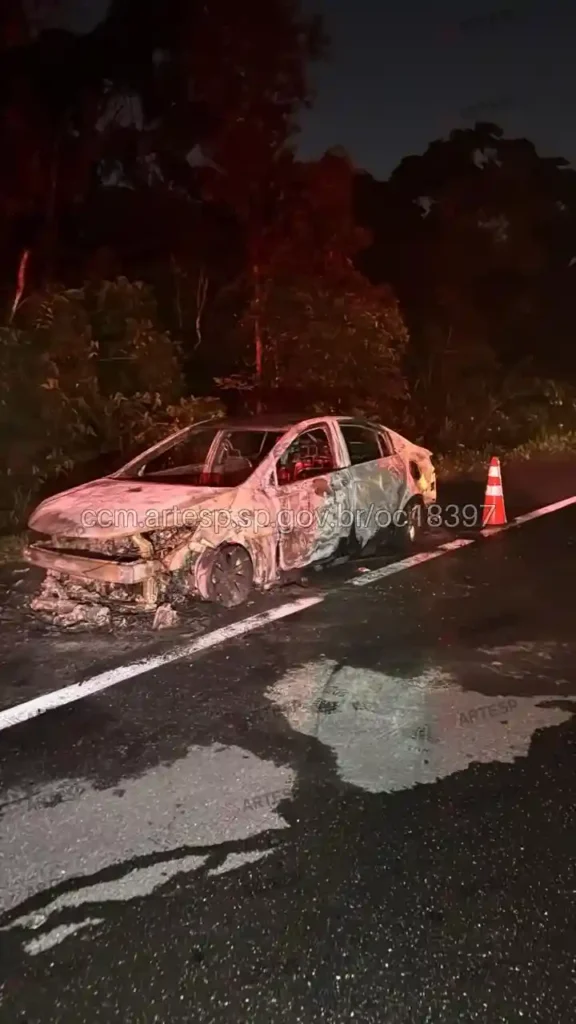 Automóvel GM Onix na rodovia rio-santos