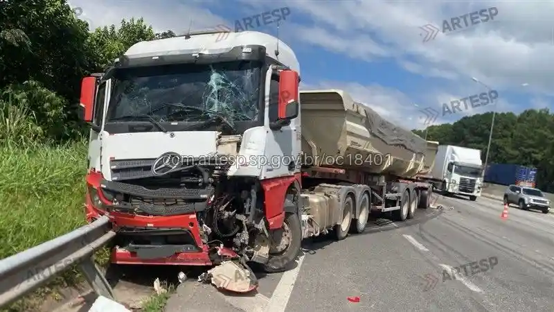 Bitrem Mercedes-Benz rodovia castelo branco