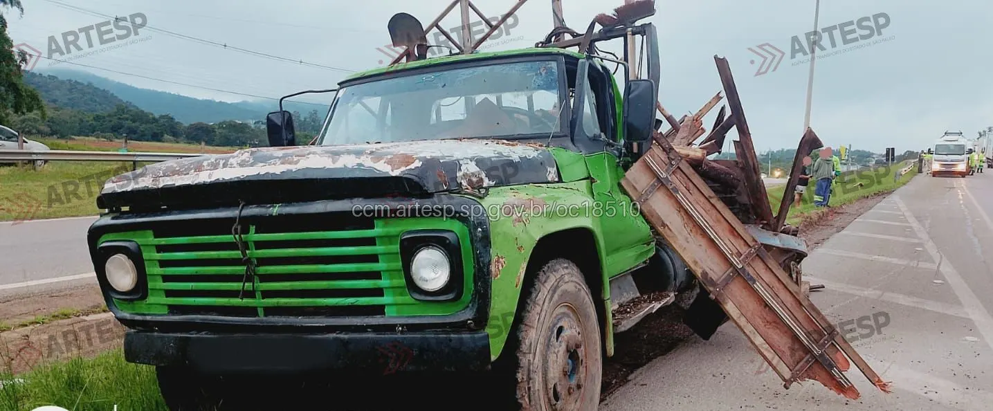 Caminhão Ford F600 rodovia dom pedro I
