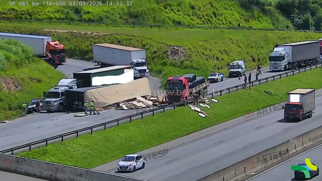 Carreta Mercedes-Benz LS 1938 na rodovia dom pedro I