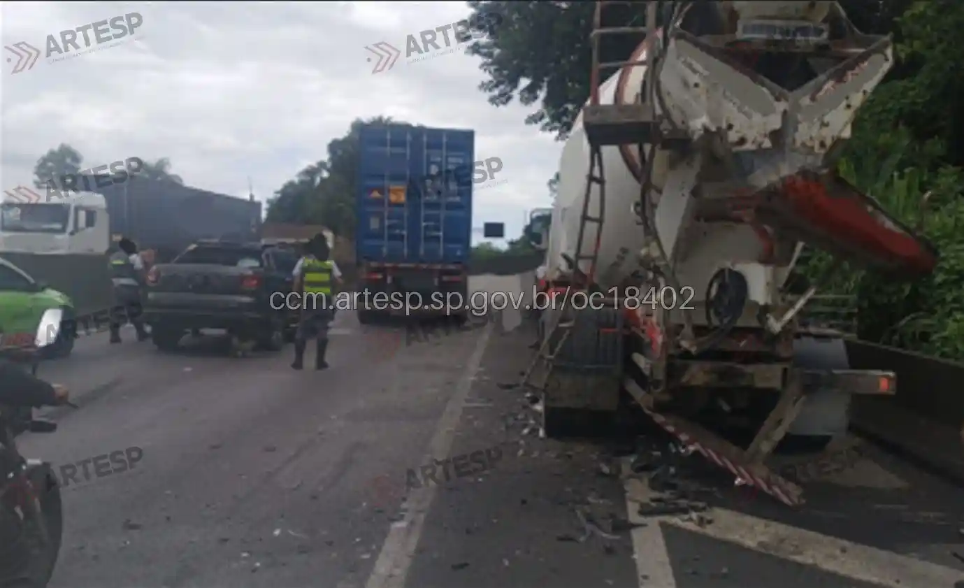 Carreta Mercedes-Benz e utilitário Fiat Toro rodovia anchieta