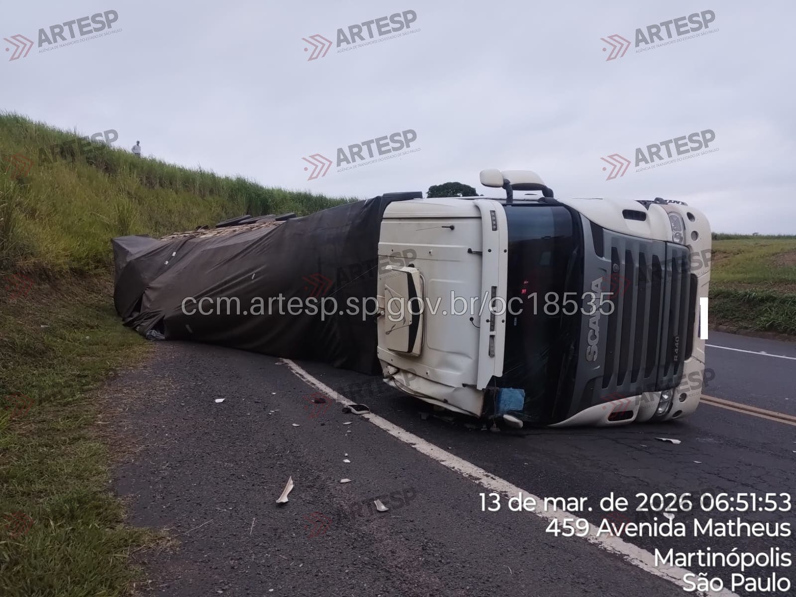 Carreta Scania 440 martinópolis Carreta tomba e deixa um ferido na rodovia Assis Chateaubriand em Martinópolis