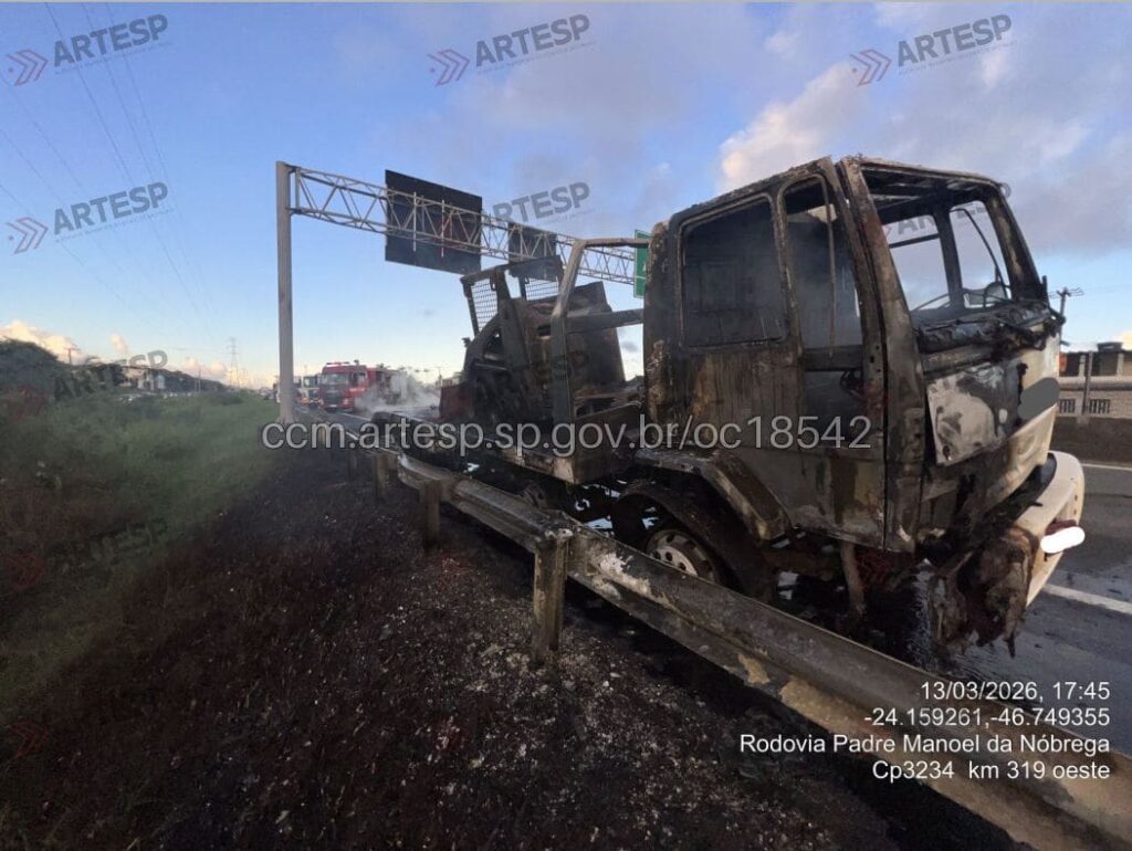 Guincho Ford Cargo 4331 na rodovia padre manoel da Nóbrega