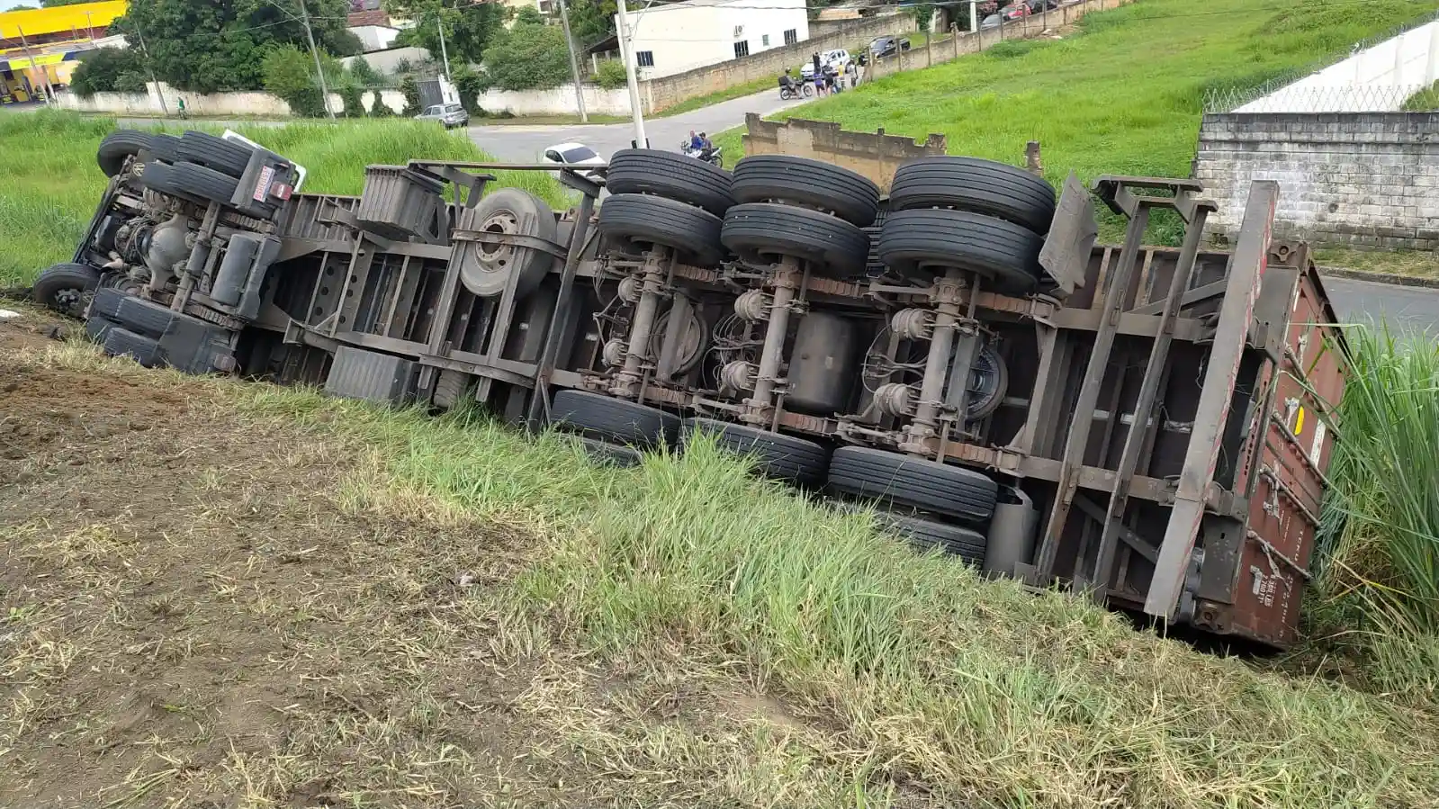 Tombamento de caminhão no km 53 rodovia dutra
