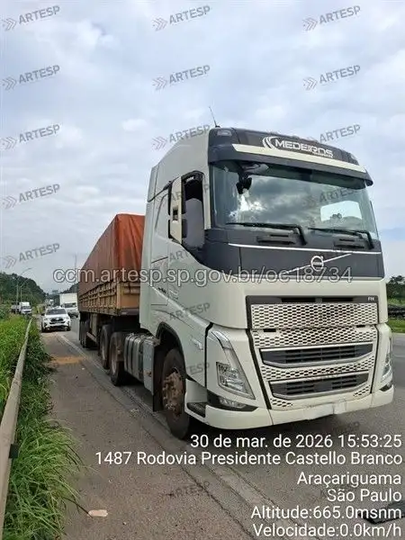 rodovia Castelo Branco em Araçariguama Utilitário Hilux e carreta Volvo FH 460