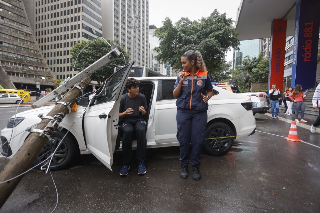 ação educativa com simulação de fio energizado em via pública