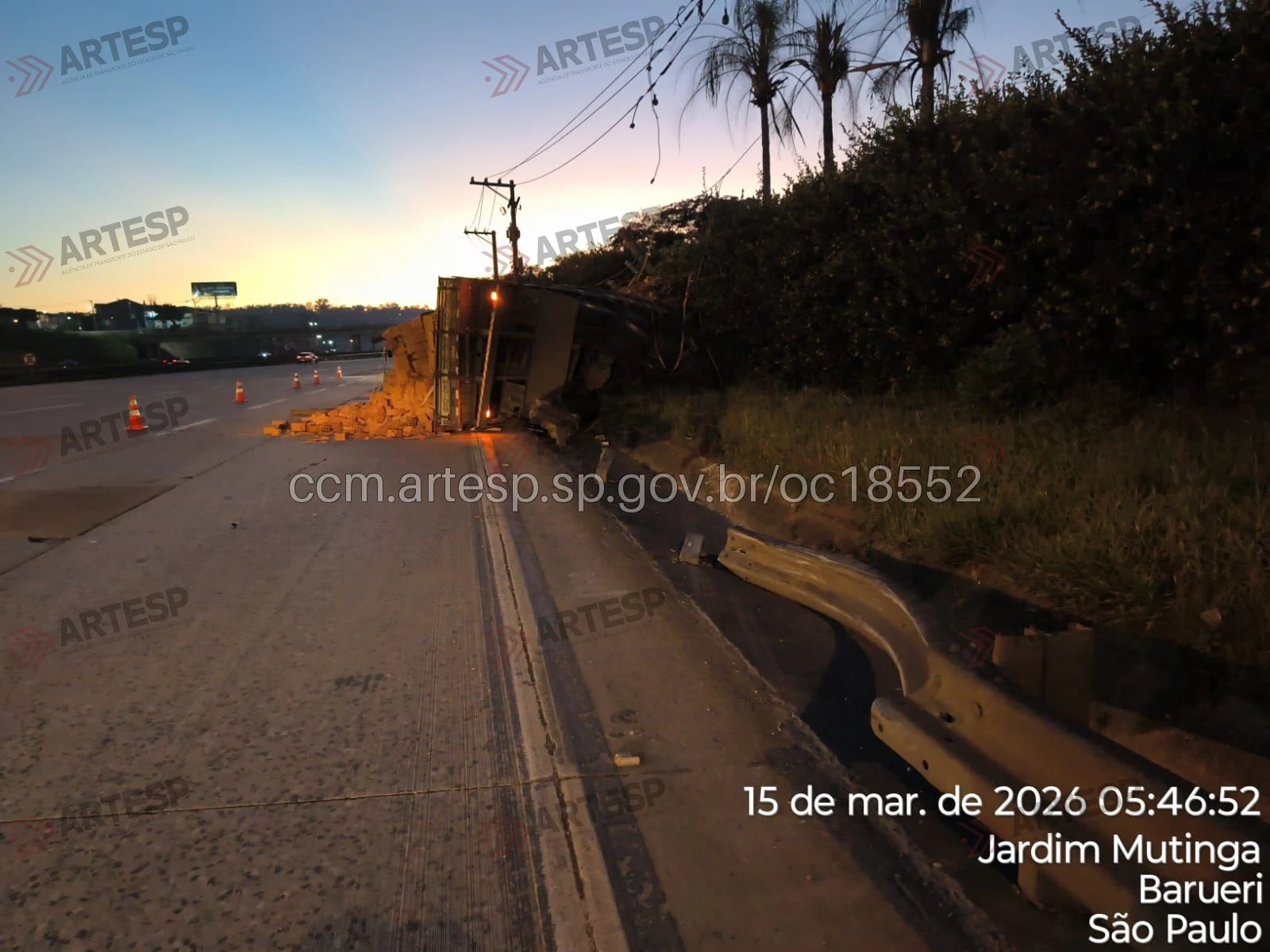 caminhão carga tijolo rodovia castelo branco tombamento