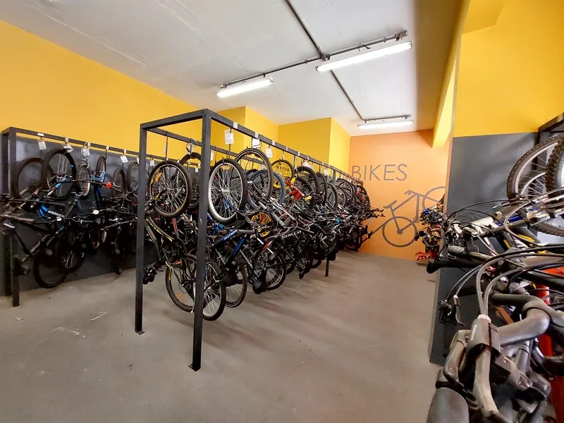 Bicicletas esquecidas em condomínios de São Paulo