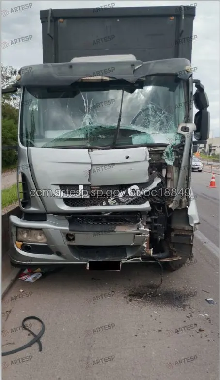 Caminhão Iveco Tector 240 rodovia dom