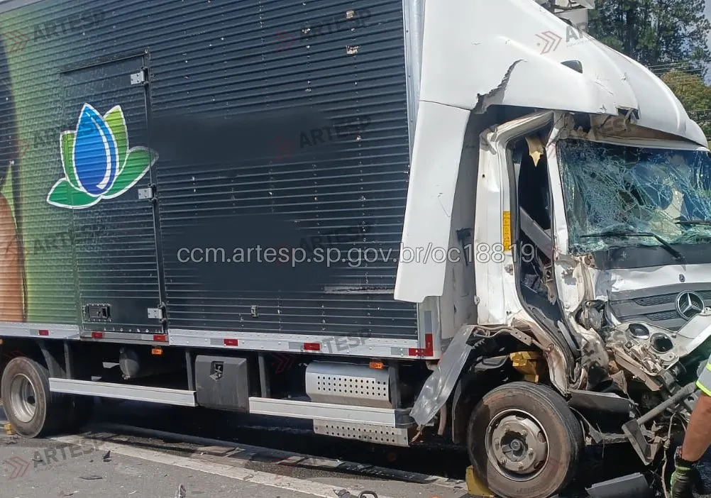Caminhão Mercedes-Benz Accelo rodovia raposo tavares